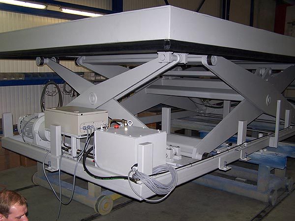Double horizontal 15 tonne lift table with stabilising scissor