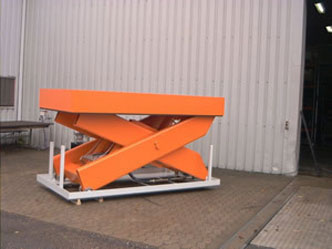Heavy capacity single scissor lift table