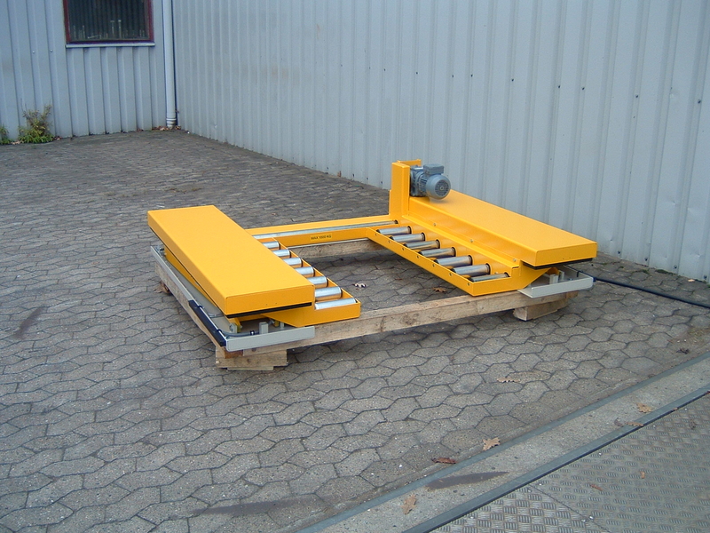 Low closed scissor lift with gravity roller track