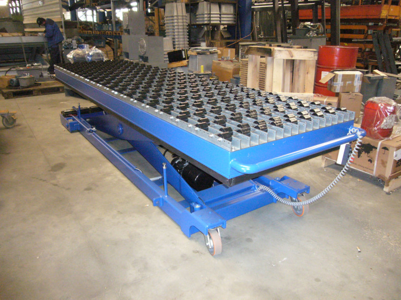 Mobile scissor lift table with skatewheel deck built into the platform