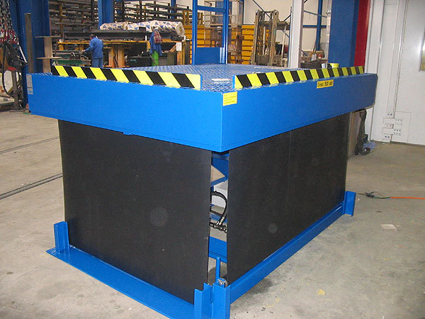 Scissor Lift Table with roller blind flexible guarding and rising plate wheelstops