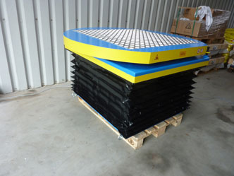 Turntable single scissor lift with bellows guard