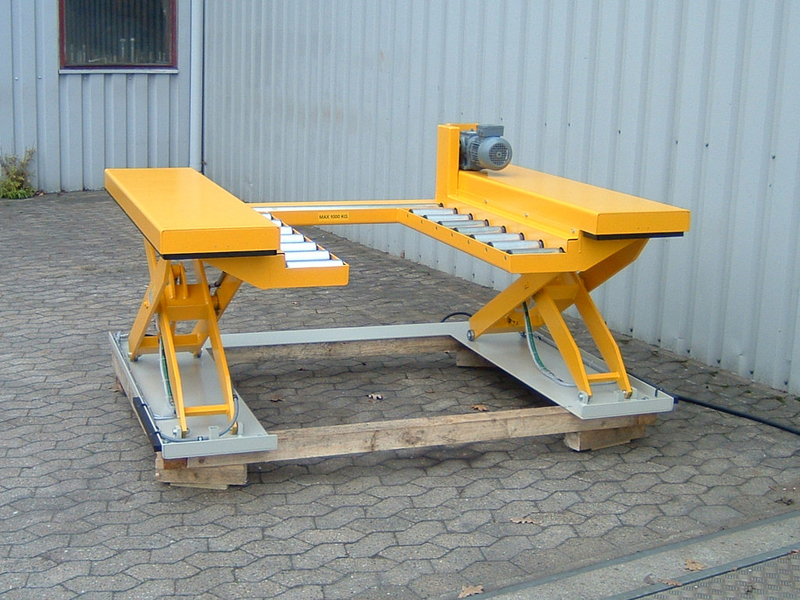 U-Shaped single scissor hydraulic lift with conveyor