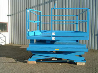 Access platform in compact position