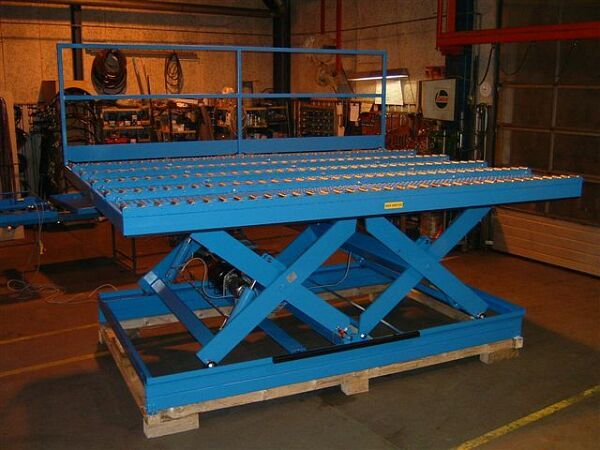 Air cargo handling lift table