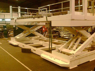 Custom lift arrangement for handling aeronautical engineering