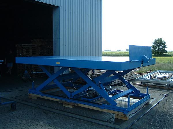 Double Horizontal lift table with hydraulic bridge plate
