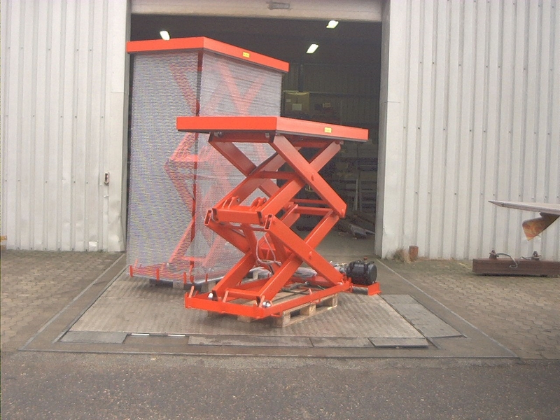 Double vertical lift tables with galvanised mesh curtains