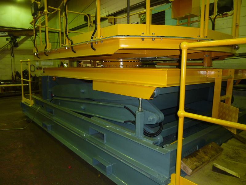 Double vertical scissor lift with turntable