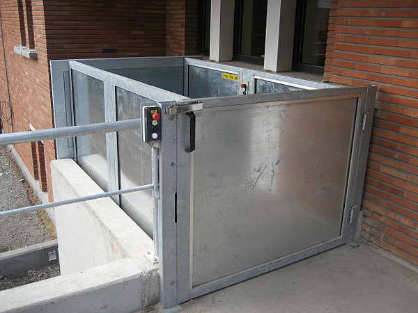 External wheelchair and disabled access lift