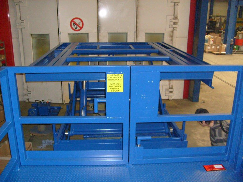 Heavy duty gates on vehicle loading Lift Table