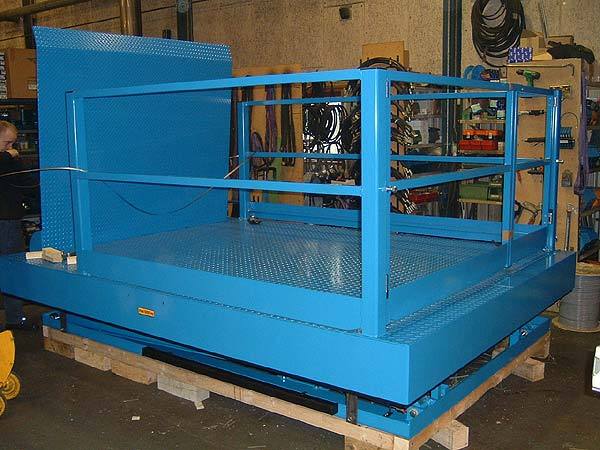 Industrial hydraulic lifting platform with side guards and bi-parting access gates