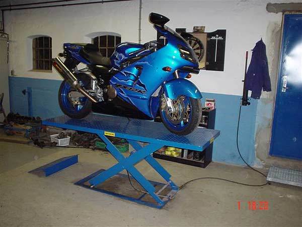 Low closed scissor lift table with small access ramp for Motor bike