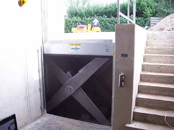 Outdoor wheelchair lift