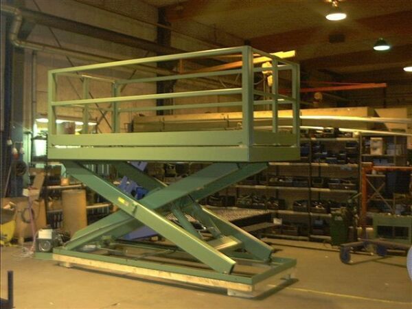 Platform lift scissor lift table with handrail and gates