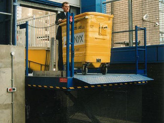 Refuse bin Scissor Lift Table with hinged bridge plate for vehicle loading