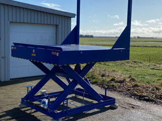 Scissor lift with fixed goal post barrier and auto-rising roll off stop