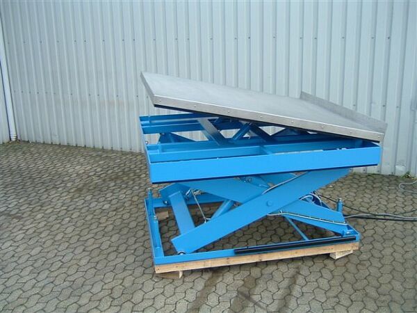 Scissor lift with stainless steel tilt table