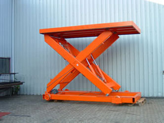 Self propelled rail guided 8 tonne lift table