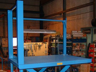 Vertical ram low closed lift table