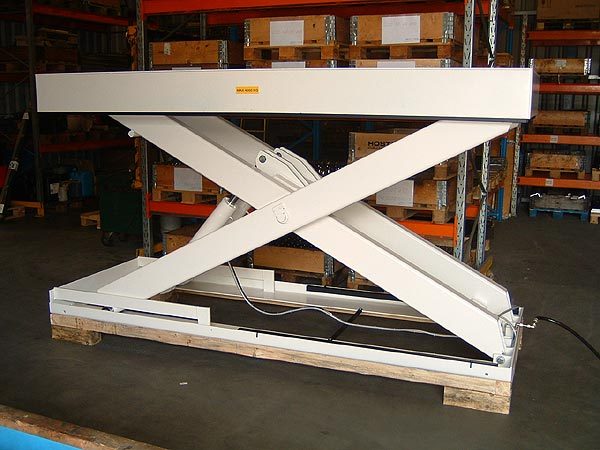 4 tonne Scissor Lift Table with captive guide rollers and showing a quick release self sealing hydraulic connection (Section 1)