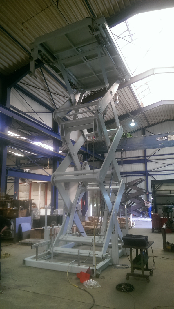 5 tonne capacity scissor lift with 6 metres of stroke (Section 2)