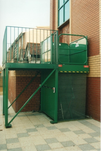 Bin lift or goods lifting platform (Section 1)