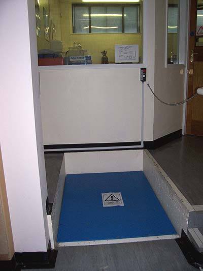 Flush fitting pit mounted simple step lift for small height adjustments (Section 1)