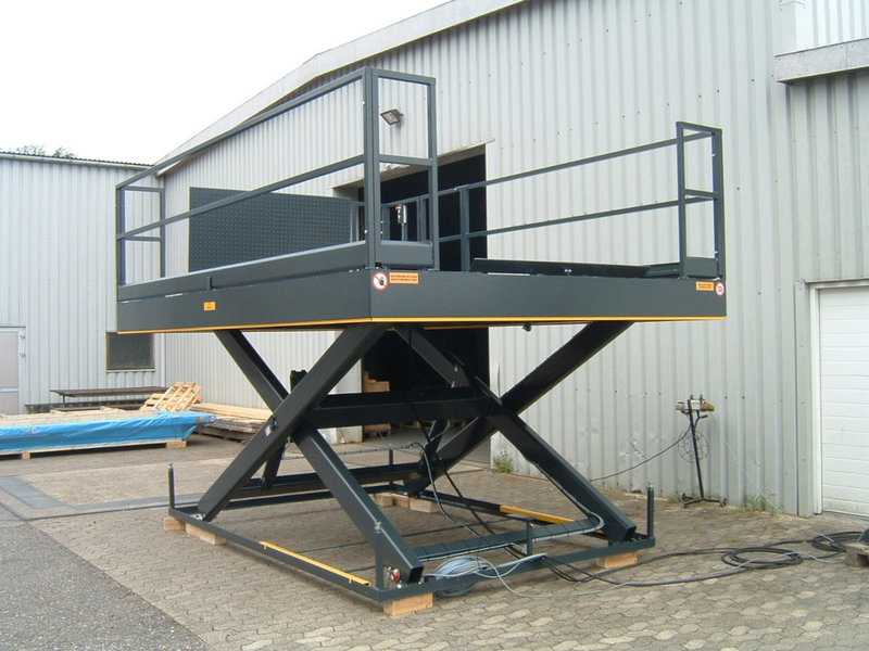 Hydraulic bridge plate for vehicle loading (Section 1)