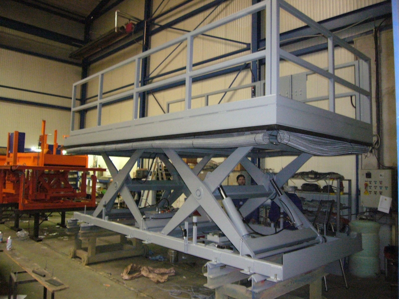 Loading bay scissor lift (Section 1)