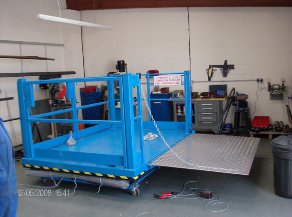 Manually operated bridging plate for loading bay application (Section 1)