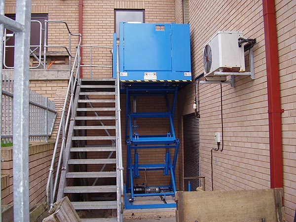 Outdoor trolley and wheelchair access lift table (Section 1)