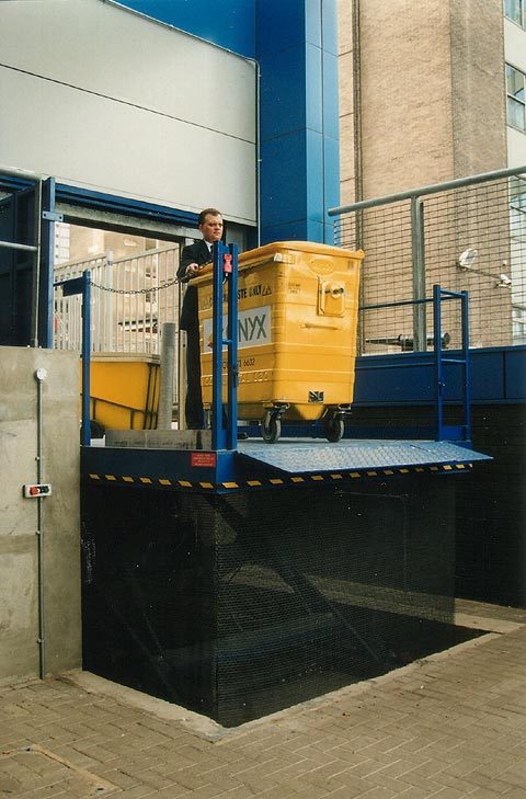 Refuse bin Scissor Lift Table with hinged bridge plate for vehicle loading (Section 1)