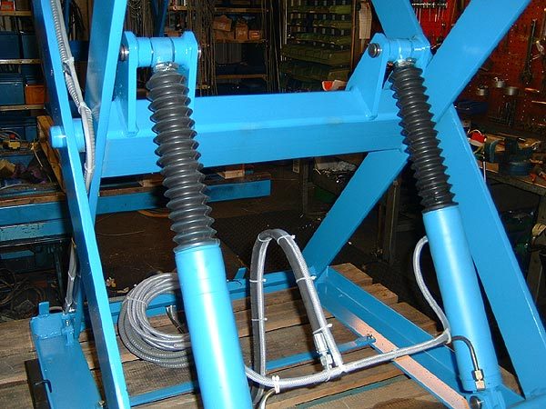 Scissor Lift Table with cylinder rod gaiter protection (Section 1)