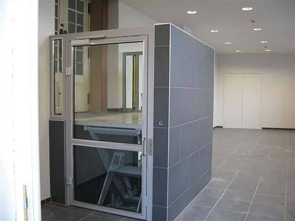 Wheelchair and access lift in Brussels (Section 1)